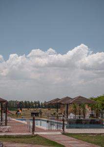 un parque con piscina y parque infantil en Pampas del Sur Hotel y Spa de campo en Cañuelas