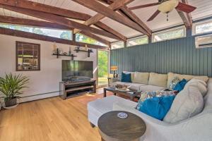 Una sala de estar con un sofá y un televisor. en Webster Home with Golf Simulator on 2 Acres!, en Webster