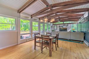Un comedor con mesa y sillas y ventanas. en Webster Home with Golf Simulator on 2 Acres!, en Webster