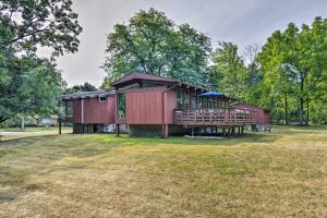 una representación de una casa con patio en Webster Home with Golf Simulator on 2 Acres!, en Webster