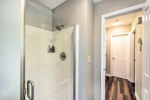 La salle de bains est pourvue d'une douche avec une porte en verre. dans l'établissement Peaceful Nashville Hideaway Near State Parks!, à Nashville