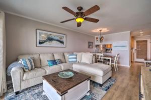 sala de estar con sofá y ventilador de techo en Beachfront Condo with Unobstructed Ocean Views!, en Oak Island