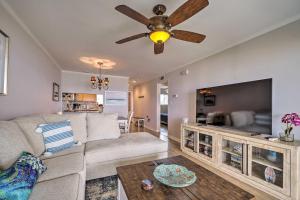 uma sala de estar com um sofá e uma ventoinha de tecto em Beachfront Condo with Unobstructed Ocean Views! em Oak Island