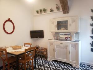 a dining room with a table and a tv at le balcon in Camps-sur-lʼAgly