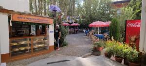 un mercado al aire libre con mesas, sillas y sombrillas en Mentokling Guest House and Garden Restaurant en Leh