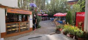 un mercado al aire libre con mesas, sillas y sombrillas en Mentokling Guest House and Garden Restaurant, en Leh
