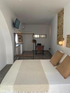 a bedroom with a large white bed in a room at CasaElbarranko in Arcos de la Frontera