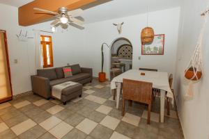 uma sala de estar com um sofá e uma mesa em Cien Palmas- Authentic Mexican Casita 1 -Downtown em Todos Santos
