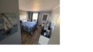 2 fotos de un dormitorio con cama y una habitación en The Pines Motel and Cottages, en Rustico