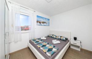 Posteľ alebo postele v izbe v ubytovaní Stunning Apartment In Kastel Luksic