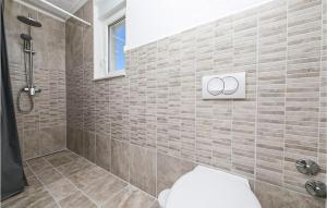 Kúpeľňa v ubytovaní Stunning Apartment In Kastel Luksic + 5 fotografií
