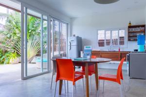 uma cozinha com uma mesa e cadeiras e um frigorífico em BEACHVILLA Camurupim em Guajiru