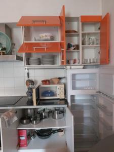 a small kitchen with a stove and a microwave at casa da xusta in Picoña