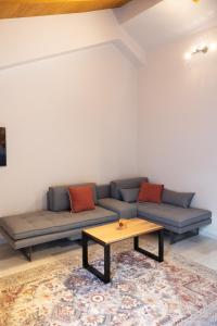 A seating area at Patras Casale