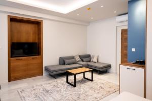 A seating area at Patras Casale