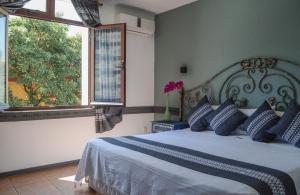 Un dormitorio con una cama grande y una ventana en Casa de los Frailes, en Oaxaca City