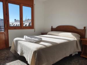 Ένα ή περισσότερα κρεβάτια σε δωμάτιο στο Hostal Apolo XI