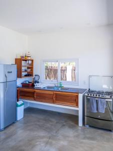 een keuken met een wastafel en een raam bij BEACH VILLA Camurupim in Guajiru