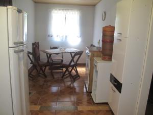a kitchen and dining room with a table and chairs at Janela dos Meus Sonhos in Penedo