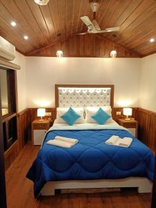 Why Not Houseboat客房内的一张或多张床位