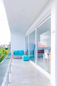 uma sala de estar e de jantar em plano aberto com portas de vidro deslizantes em BEACH VILLA Camurupim em Guajiru