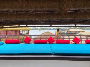 Why Not Houseboat的休息区