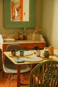 une table avec deux chaises et un miroir dans l'établissement Ben A'an House, à Callander