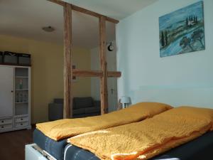 - une chambre avec un lit à baldaquin en bois dans l'établissement gemütliches Sandsteinhaus, à Buergstadt