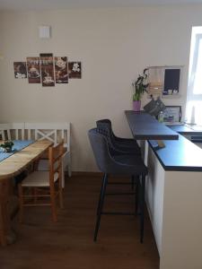 - une cuisine avec une table, une table et des chaises dans l'établissement gemütliches Sandsteinhaus, à Buergstadt