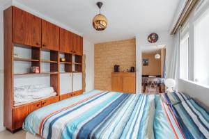 1 dormitorio con 1 cama grande y armario de madera en Villa De Keyser, en Eeklo