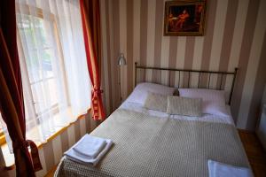 a small bed in a bedroom with a window at Stary Browar Tarnobrzeg in Tarnobrzeg