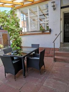 a black table and chairs on a patio at gemütliches Sandsteinhaus in Buergstadt