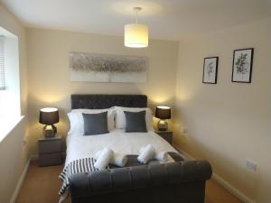 1 dormitorio con cama y sofá en Sunningdale homely detached family/contractor 3 bed house, en Lincolnshire