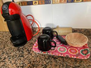 einen Toaster und eine Kaffeemaschine auf der Theke in der Unterkunft El Nostre in Deltebre