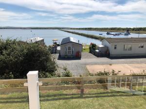 米勒姆Tranquility No 42 Port Haverigg Marina的水体景度假屋