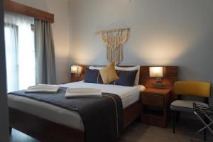 Schlafzimmer mit einem Bett, einem Schreibtisch und einem Stuhl in der Unterkunft Room 23 Hotel in Akçay