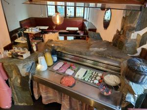 een keuken met een stenen aanrecht met eten erop bij ReSt Inn Monschau in Monschau