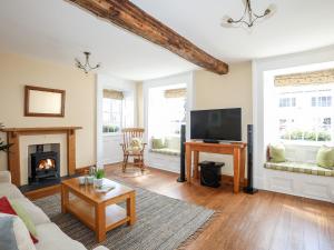 uma sala de estar com um sofá e uma lareira em Above Deck em Beaumaris