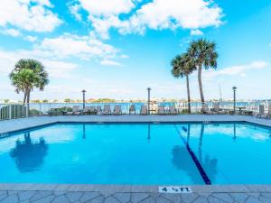 ペンサコーラ・ビーチにあるSabine Yacht & Racquet #5Eのヤシの木が背景に広いスイミングプール