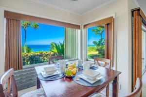 - une salle à manger avec une table et une vue sur l'océan dans l'établissement Pali Ke Kua 111, à Princeville