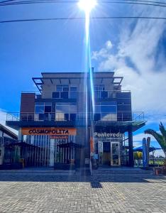 un bâtiment avec un éclairage de rue devant lui dans l'établissement Pontevedra Hotel Boutique, à Paipa