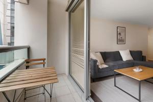 sala de estar con sofá y mesa en Gorgeous 3-Bed Apartment Near Flagstaff Gardens, en Melbourne
