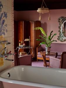 eine Badewanne in einem Zimmer mit einem Wohnzimmer in der Unterkunft Ulysses in Baltimore