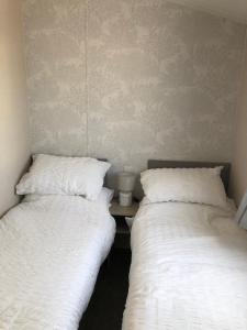 Tranquility No 42 Port Haverigg Marina客房内的一张或多张床位