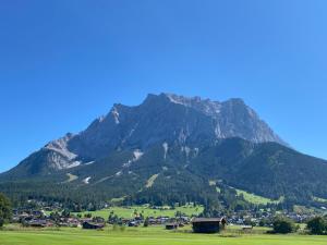 Vista generica sulle montagne o vista sulle montagne dall'interno dell'appartamento
