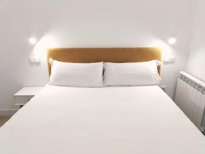 Postel nebo postele na pokoji v ubytování Apartamentos La Brava by gaiarooms