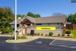 a building with a yellow sign in front of it at Branson Krehbiel Condo 2Bd 2Bath in Branson