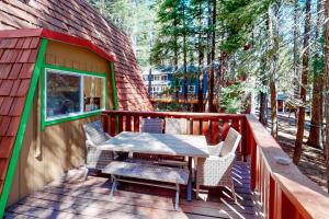 patio con tavolo e sedie su una terrazza di Chapel Grove a Tahoe City