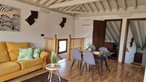 Posezení v ubytování Imeda Apartamentos Escudo del Carmen 19