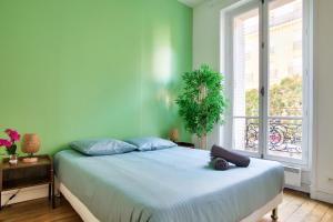 מיטה או מיטות בחדר ב-Appartement Quartier Chatelet Les Halles